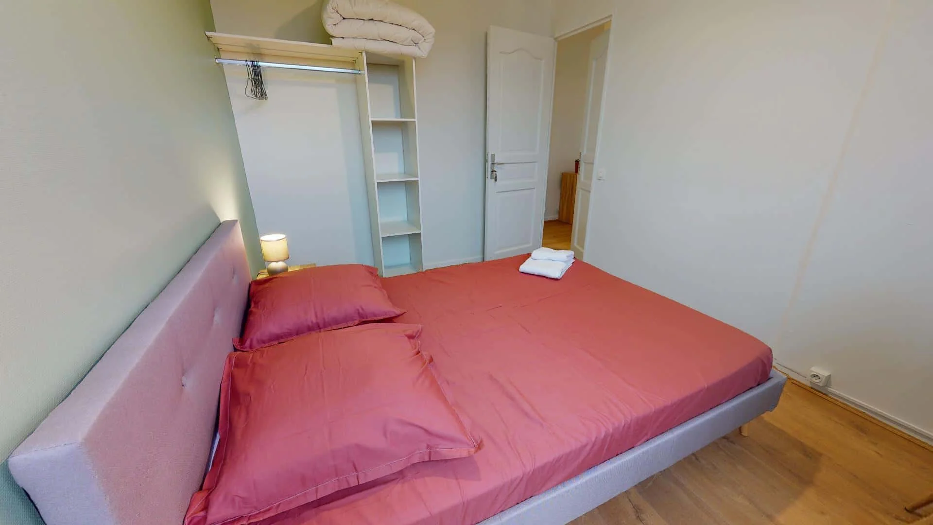 Funktionelles Studentenzimmer perfekt zum Studieren in 