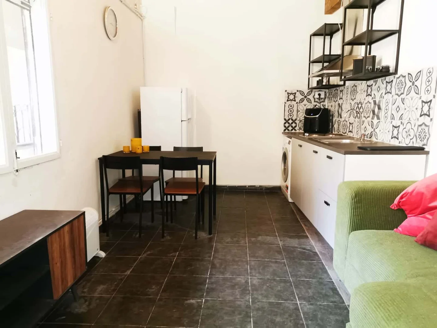 Quarto de estudante confortável e espaçoso em 