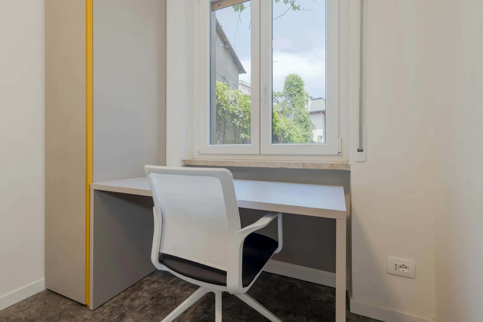 Chambre conviviale pour les étudiants dans  avec des équipements modernes