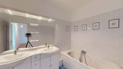 Alojamiento entero en 16 Av. des Champs Perdrix, 21000 Dijon, France, imagen 23 de 30