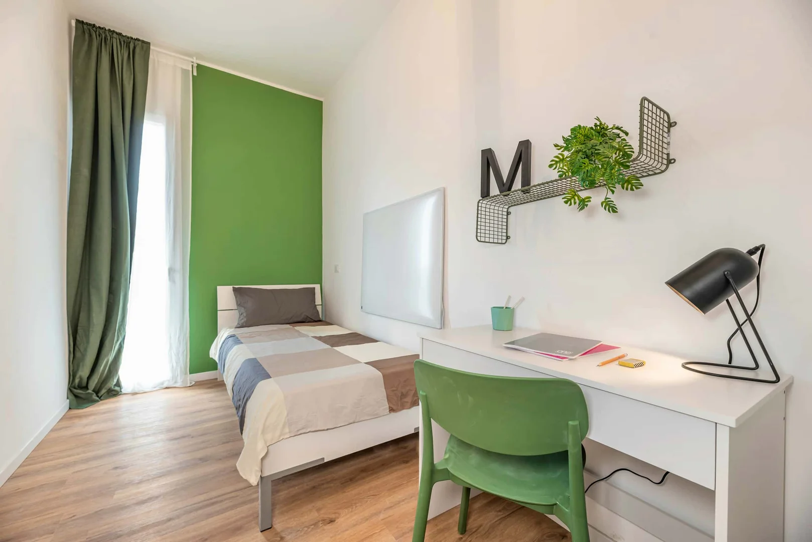 Studentenzimmer in  mit Arbeitsbereich und Gemeinschaftseinrichtungen
