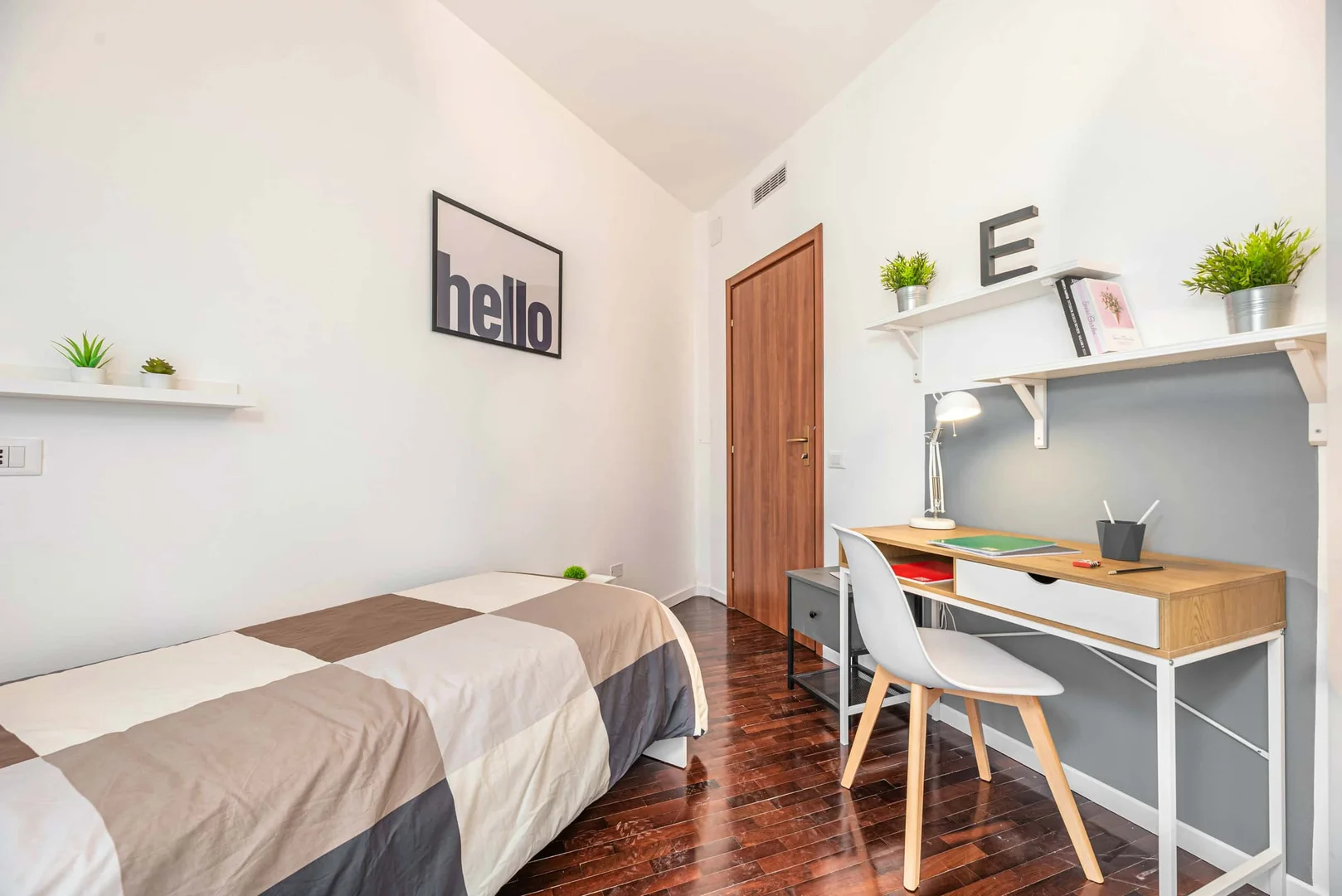 Room for rent in student apartment in , fully furnished