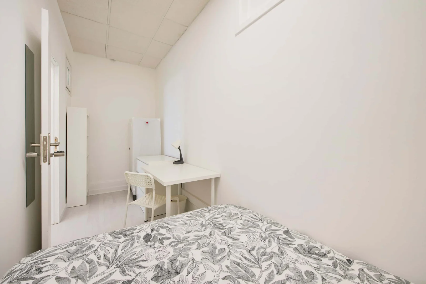Studentenzimmer in mit Arbeitsbereich und Gemeinschaftseinrichtungen