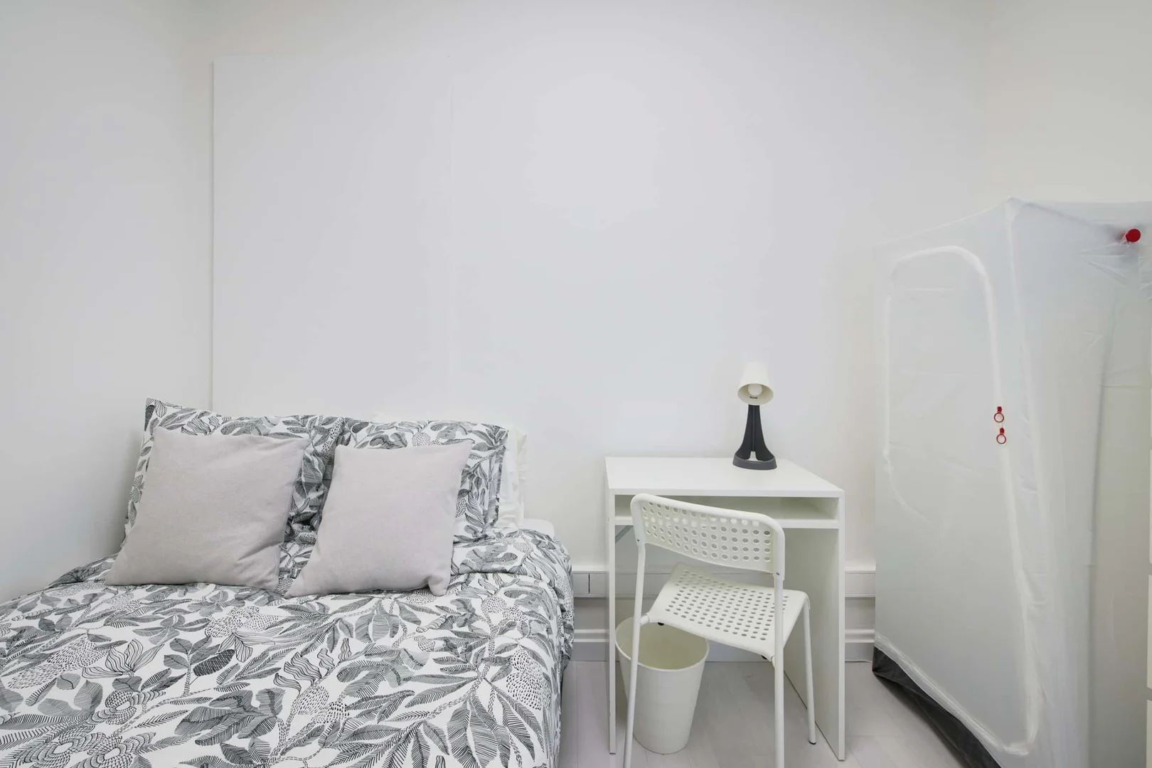 Studentenzimmer in  mit Arbeitsbereich und Gemeinschaftseinrichtungen