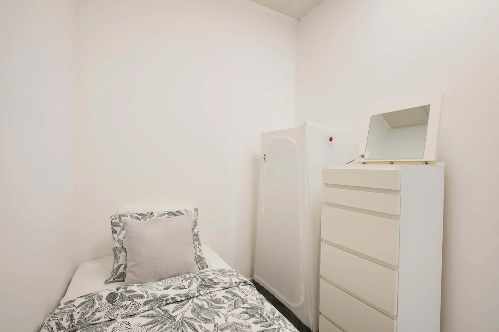 Zimmer in Studentenwohnung in zu vermieten, voll möbliert