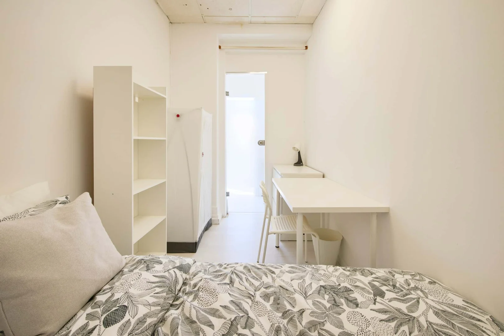 Room for rent in student apartment in , fully furnished