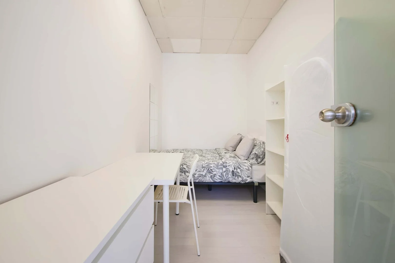 Economical student room with convenient location in