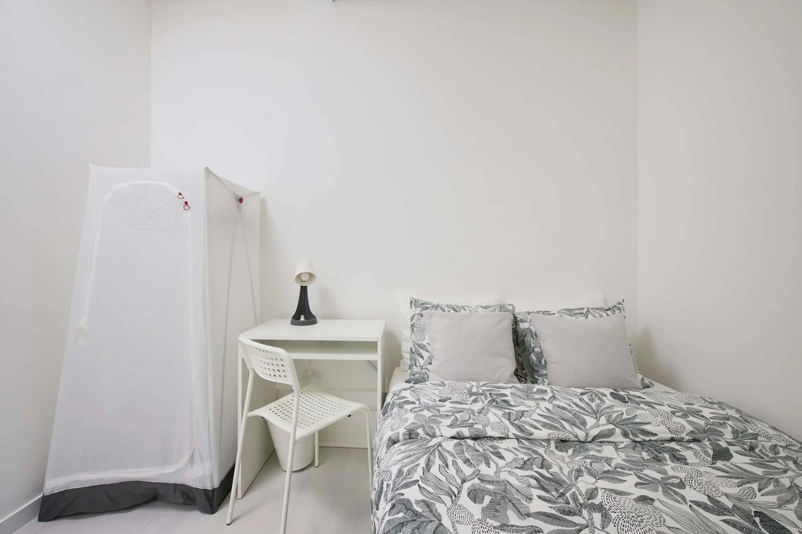 Chambre d'étudiant à  avec espace d'étude et installations communes