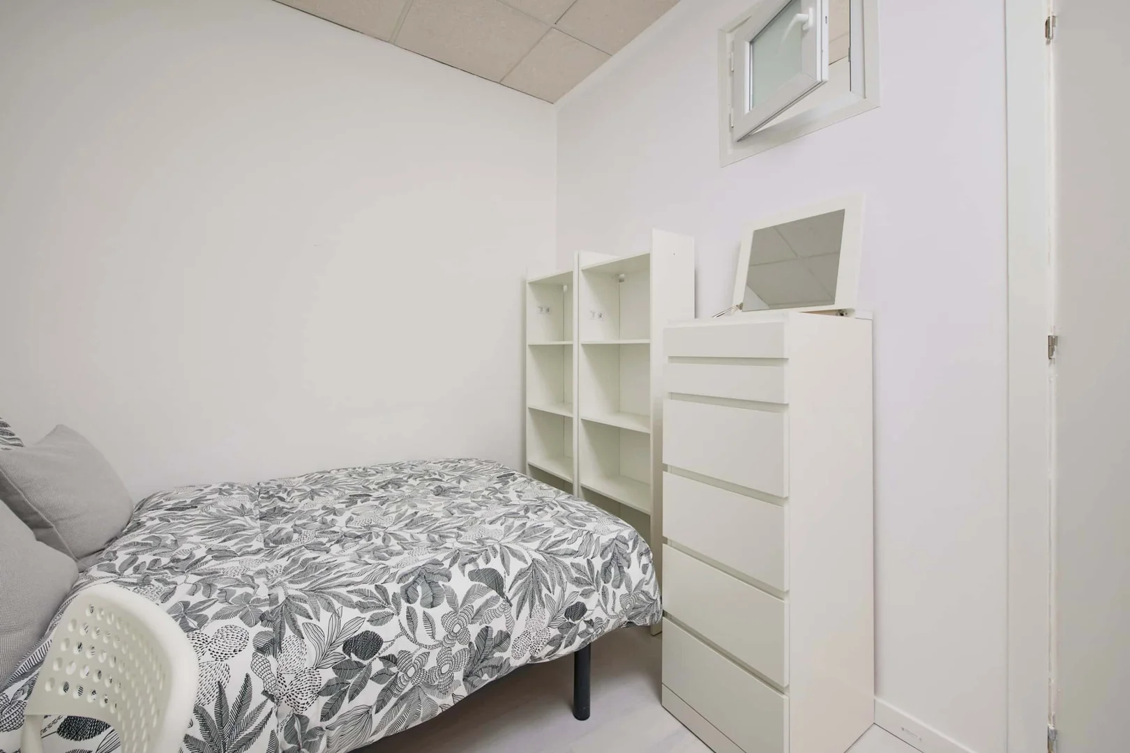 Chambre d'étudiant lumineuse et aérée avec accès facile à l'université dans 