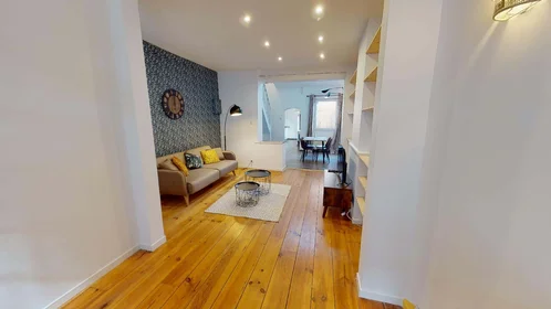 Stanza privata in 85 Rue de Bouvines, 59100 Roubaix, France, immagine 9 di 23