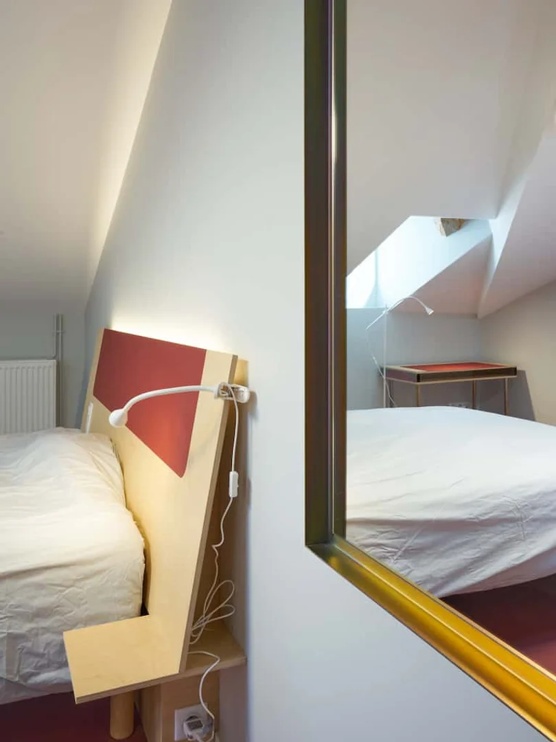 Quarto de estudante em  com área de estudo e instalações partilhadas