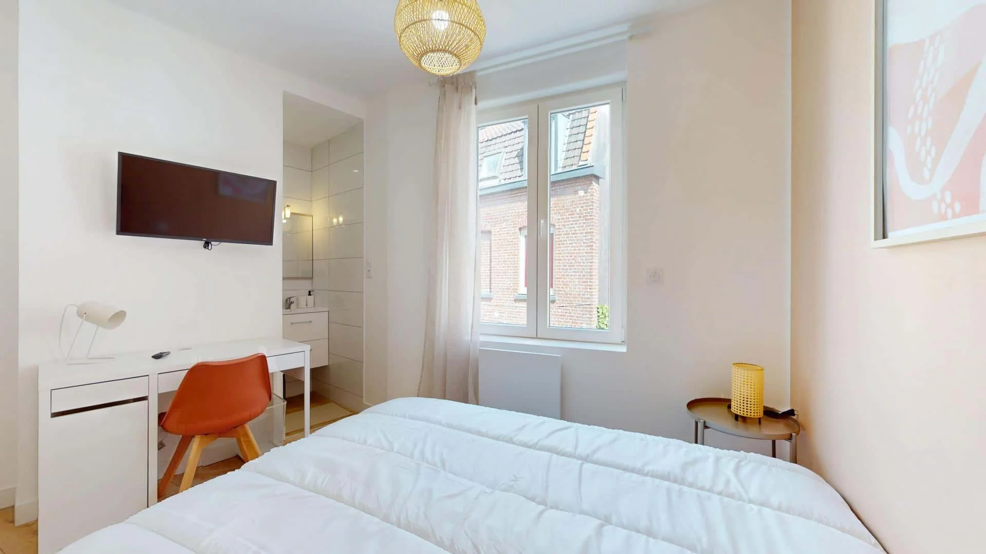 Comfortable and spacious student room in 