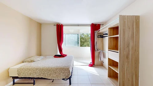 Habitación privada en 27 Bis Av. de la Trillade, 84000 Avignon, France, imagen 1 de 10