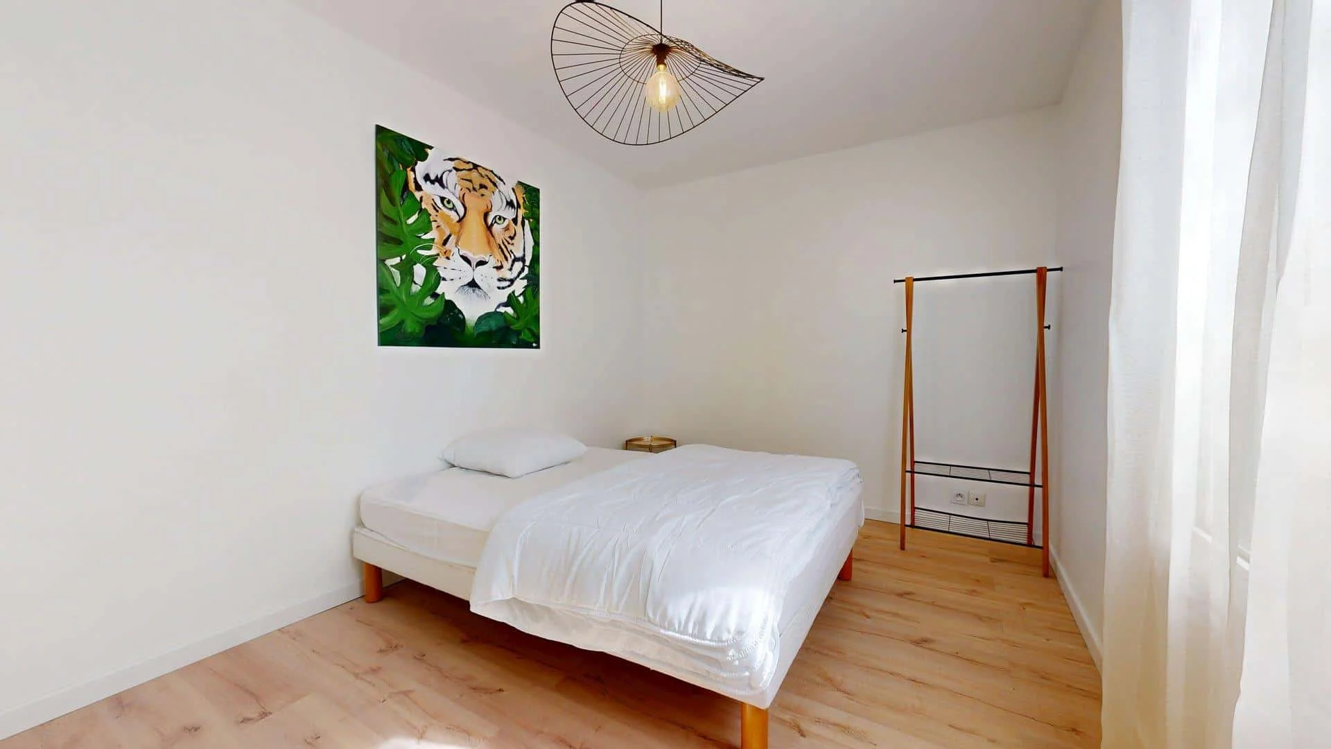 Funkcjonalny pokój studencki idealny do nauki w 