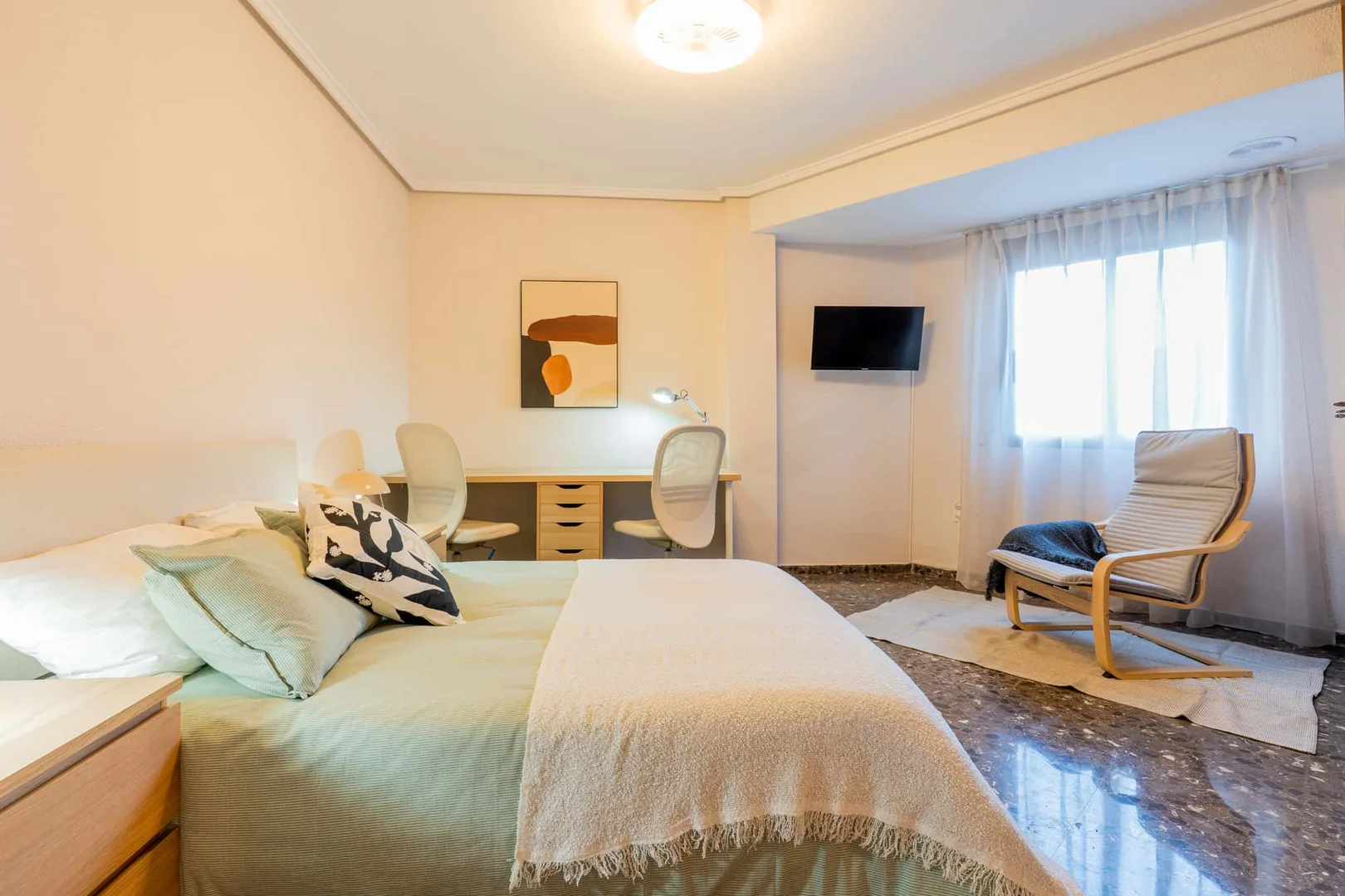Bright and airy student room with easy university access in 