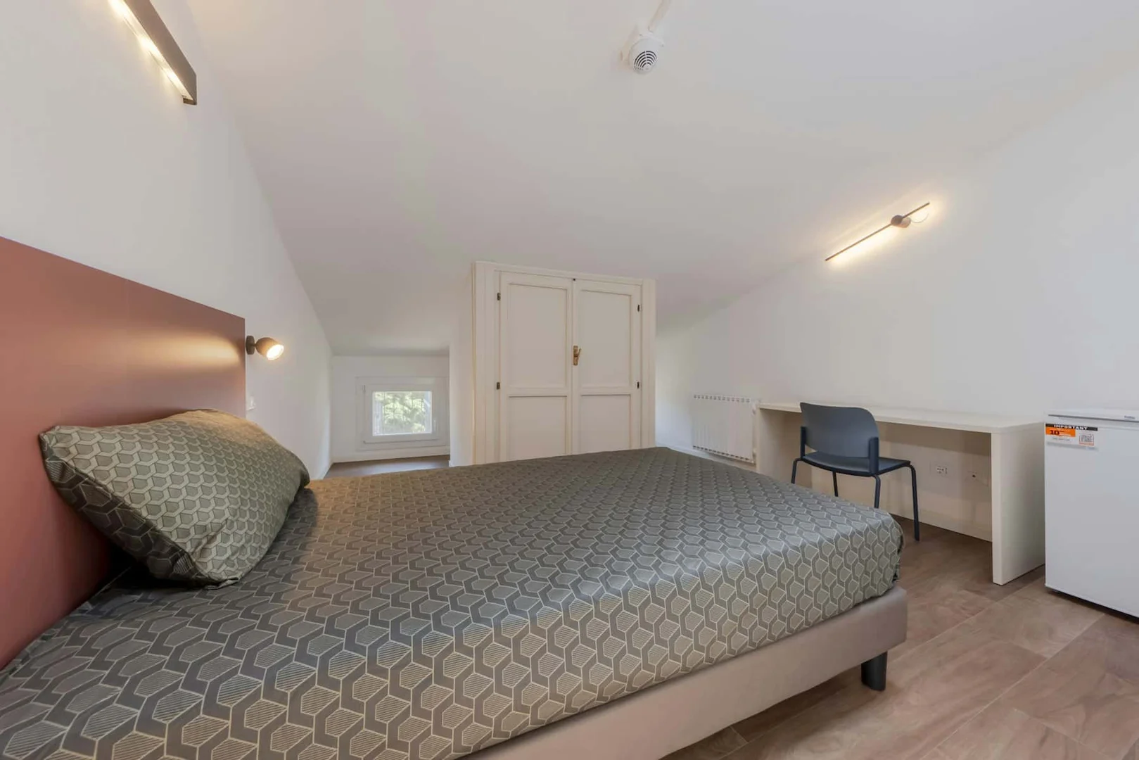 Studentenzimmer in  mit Arbeitsbereich und Gemeinschaftseinrichtungen