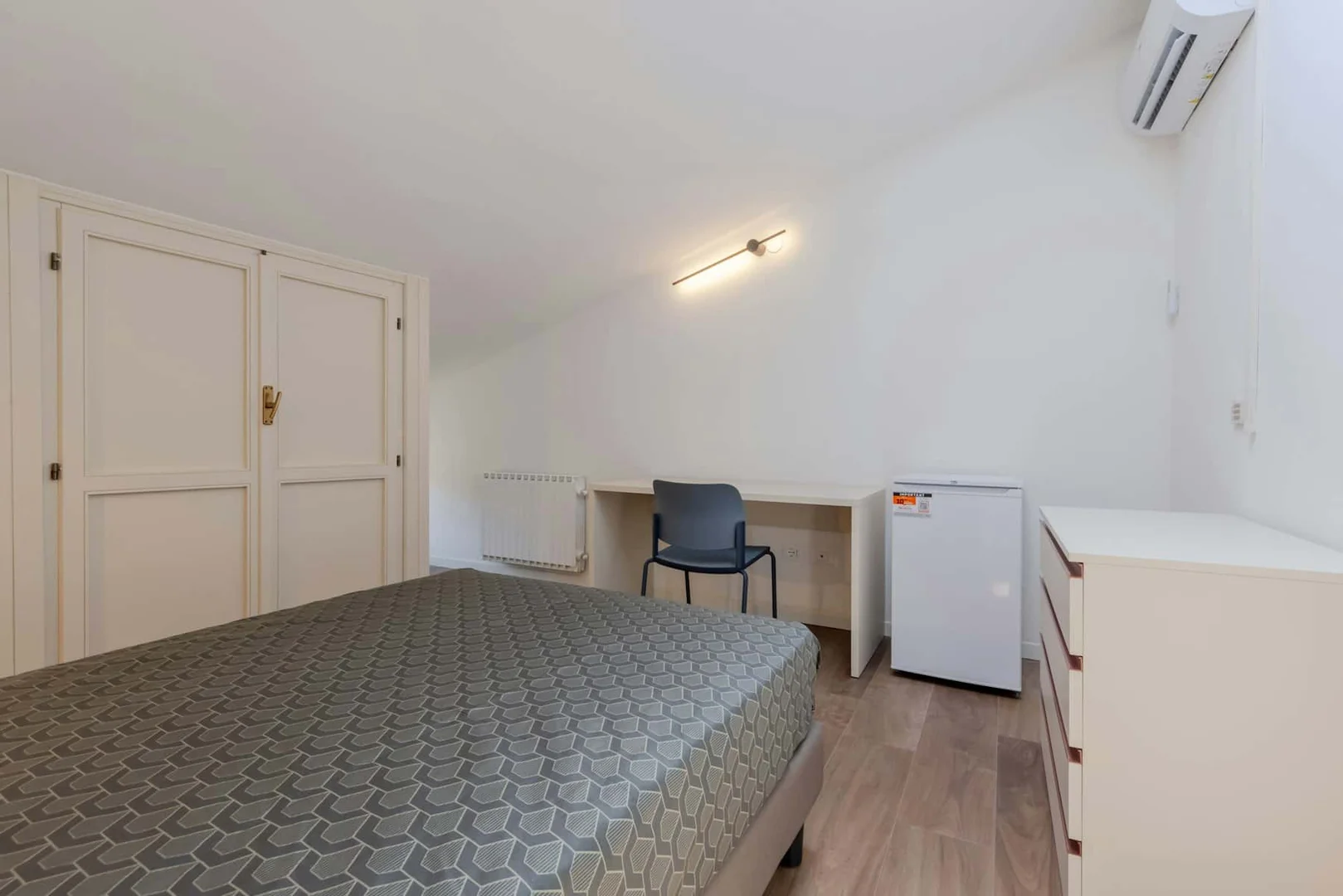 Studentenzimmer in  mit Arbeitsbereich und Gemeinschaftseinrichtungen