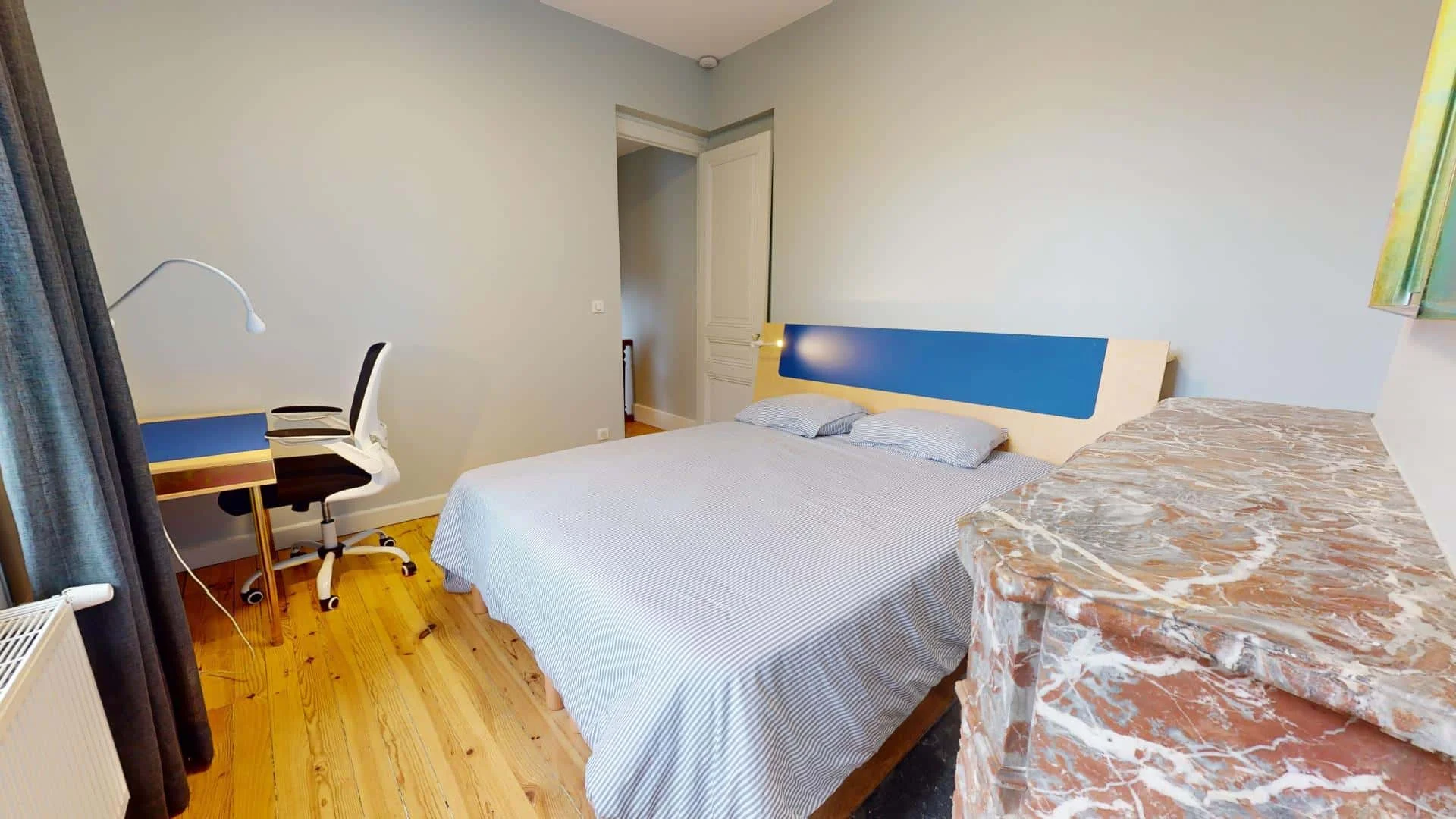 Quarto de estudante em  com área de estudo e instalações partilhadas