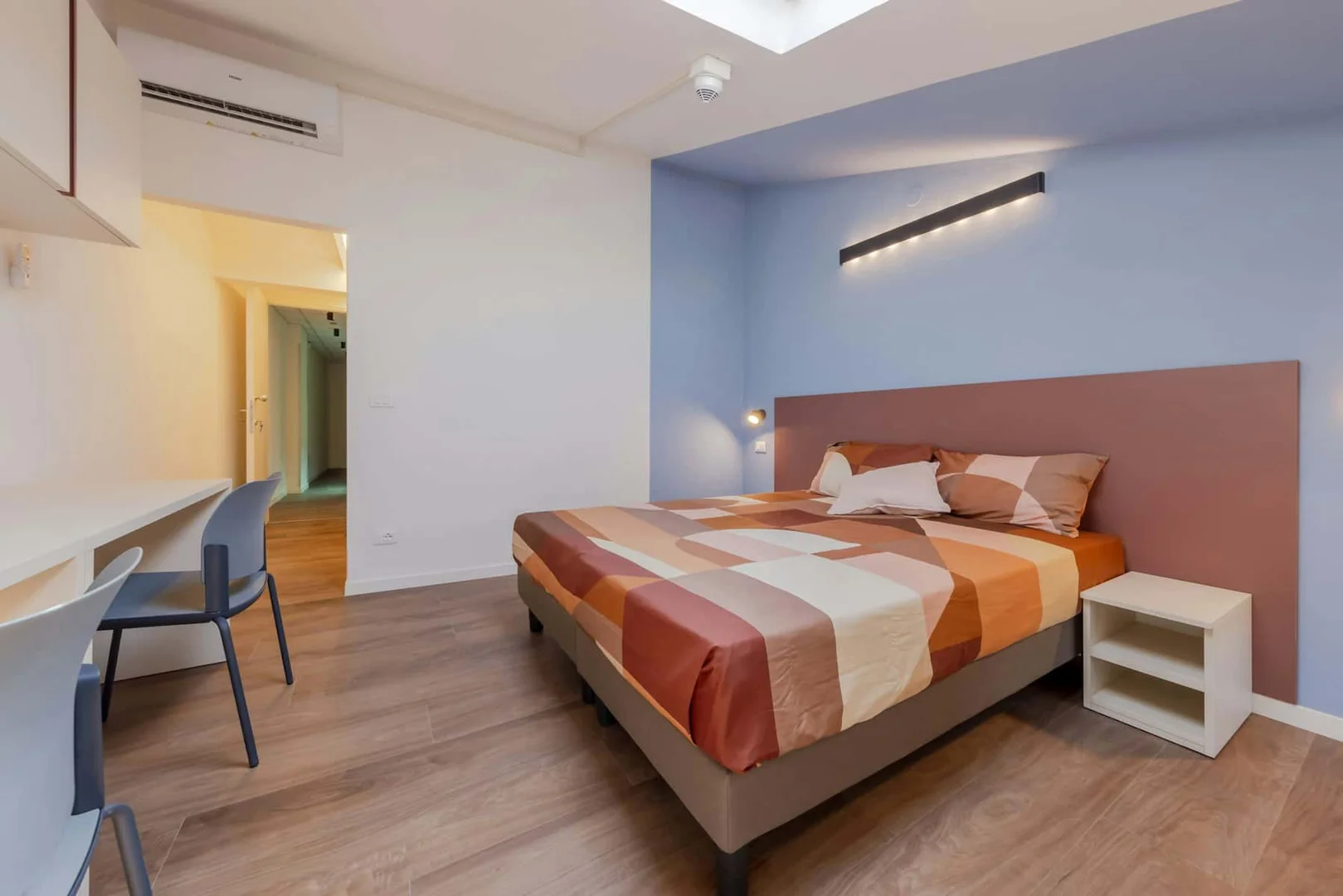 Quarto de estudante em  com área de estudo e instalações partilhadas