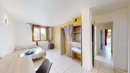 Chambre privée à 27 Bis Av. de la Trillade, 84000 Avignon, France, image 1 de 10