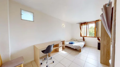 Chambre privée à 27 Bis Av. de la Trillade, 84000 Avignon, France, image 3 de 13