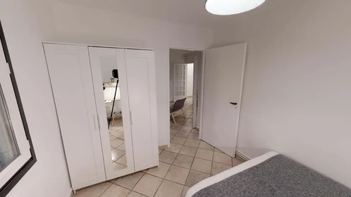 Quarto privado em 121 Ter Av. Général Frère, 69008 Lyon, France, imagem 2 de 15