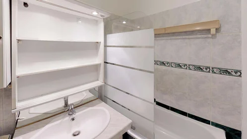 Quarto privado em 121 Ter Av. Général Frère, 69008 Lyon, France, imagem 11 de 15