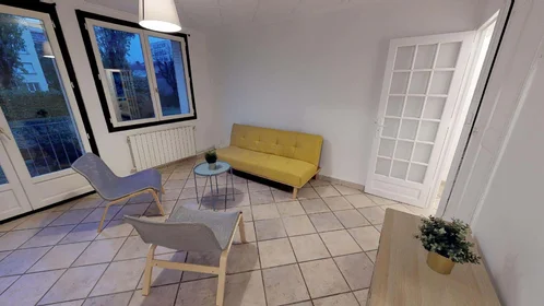 Quarto privado em 121 Ter Av. Général Frère, 69008 Lyon, France, imagem 12 de 15