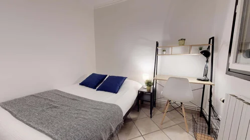 Quarto privado em 121 Ter Av. Général Frère, 69008 Lyon, France, imagem 3 de 15