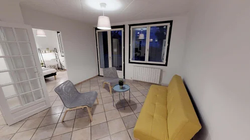 Quarto privado em 121 Ter Av. Général Frère, 69008 Lyon, France, imagem 4 de 15