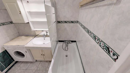 Quarto privado em 121 Ter Av. Général Frère, 69008 Lyon, France, imagem 9 de 15