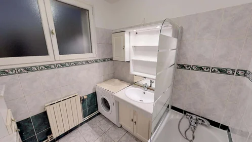 Quarto privado em 121 Ter Av. Général Frère, 69008 Lyon, France, imagem 10 de 15