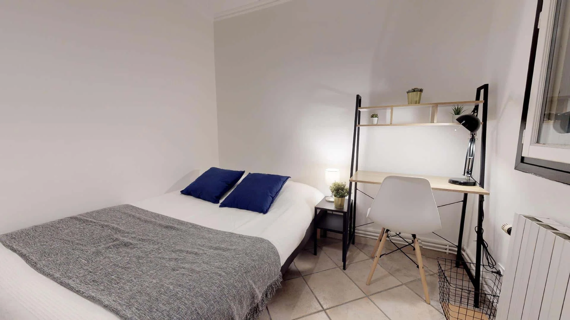 Chambre confortable pour étudiants disponible dans 