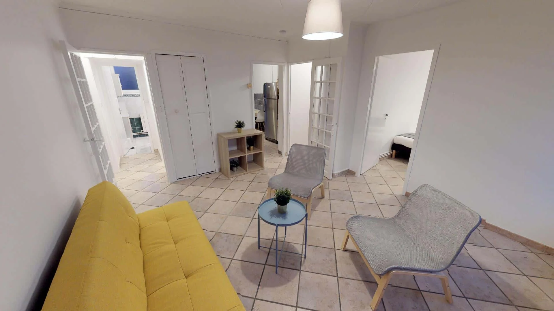 Chambre d'étudiant à  avec espace d'étude et installations communes