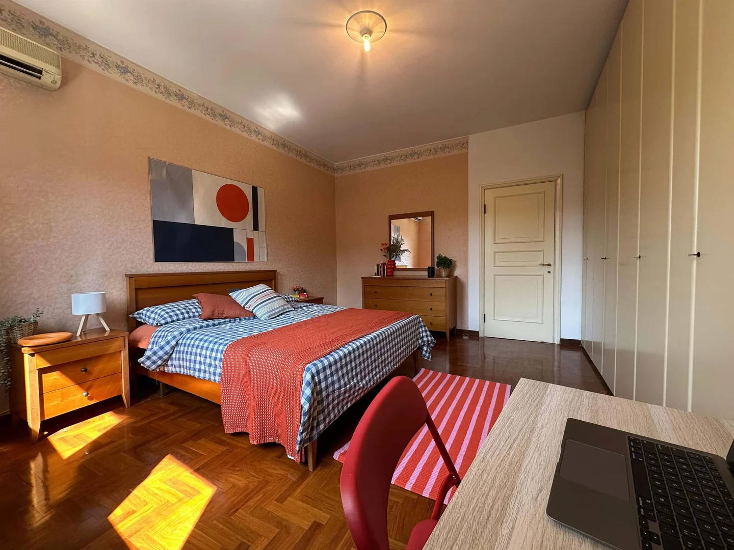 Quarto de estudante económico com localização conveniente em 
