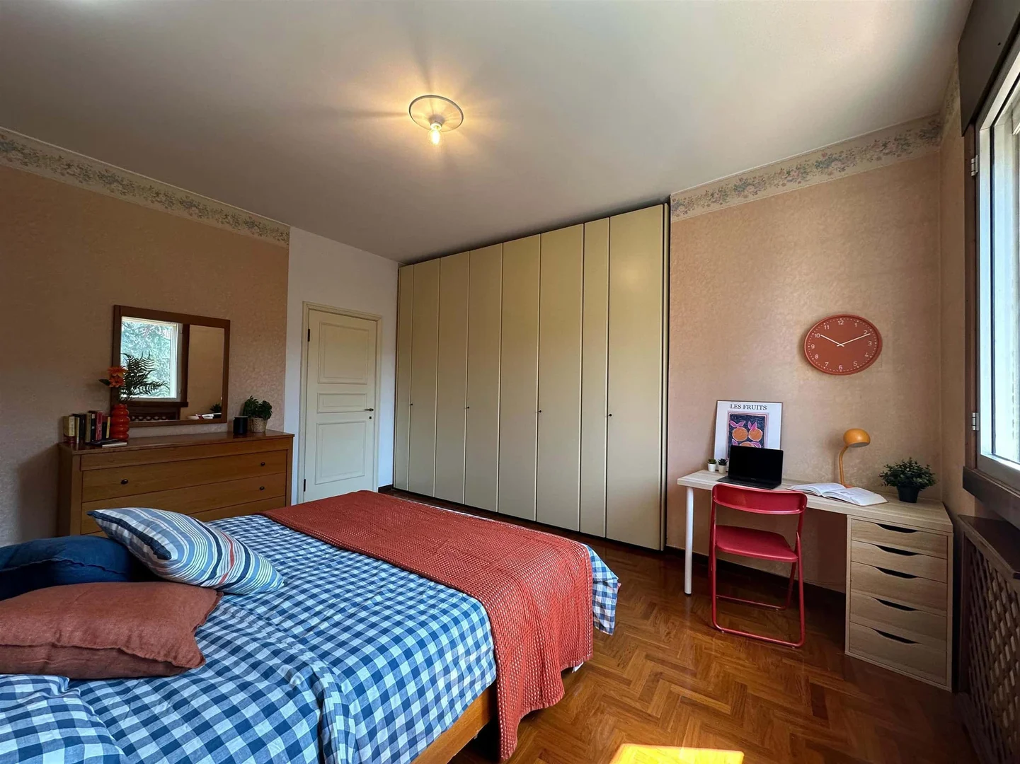 Quarto para alugar em apartamento de estudantes em , totalmente mobilado