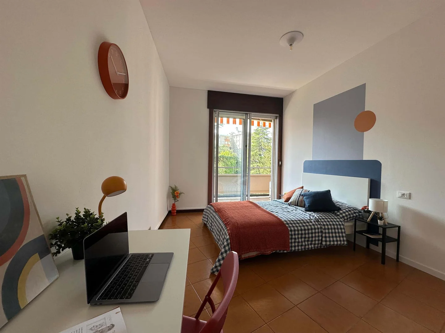 Quarto amigo do estudante em com comodidades modernas
