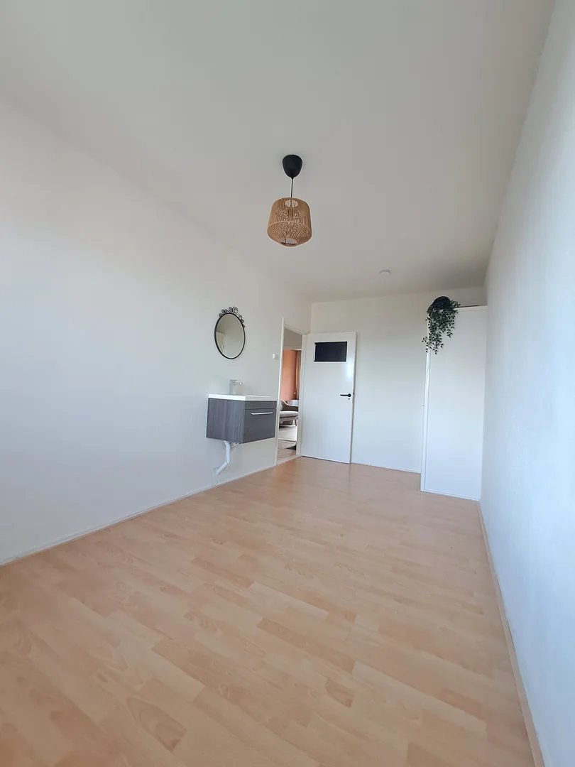 Quarto de estudante confortável e espaçoso em 