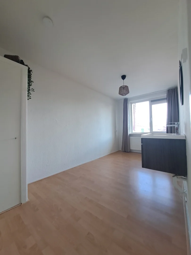 Quarto de estudante económico perto do campus em 