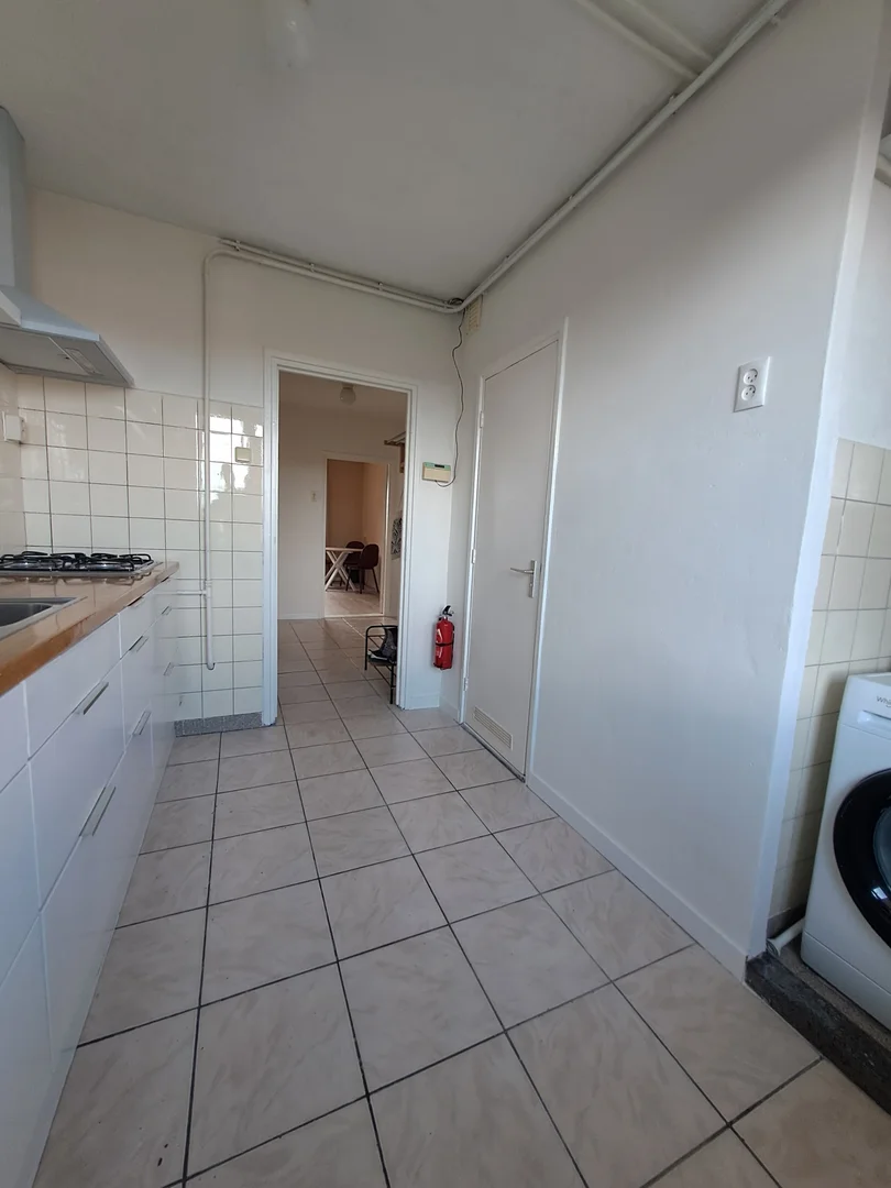 Quarto de estudante confortável e espaçoso em 