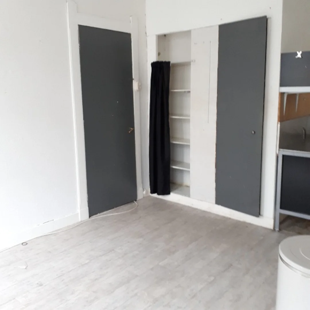 Quarto de estudante em  com área de estudo e instalações partilhadas