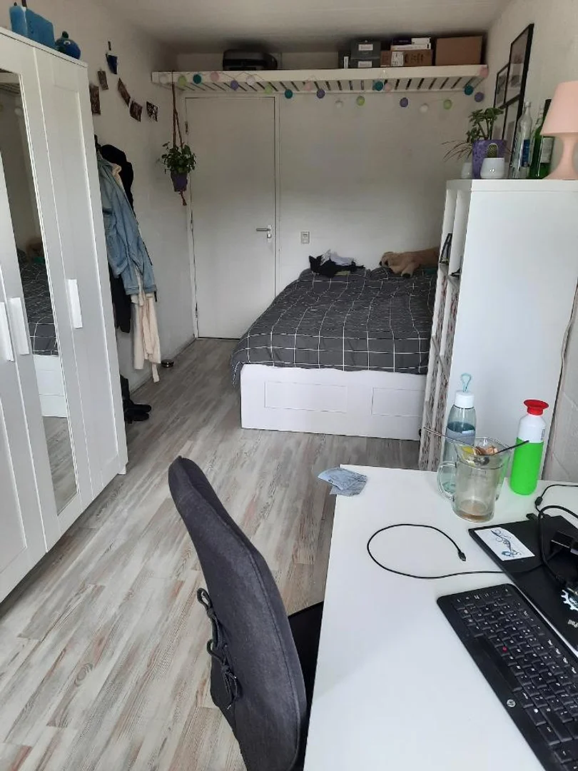 Habitación estudiantil luminosa y aireada con fácil acceso a la universidad en 