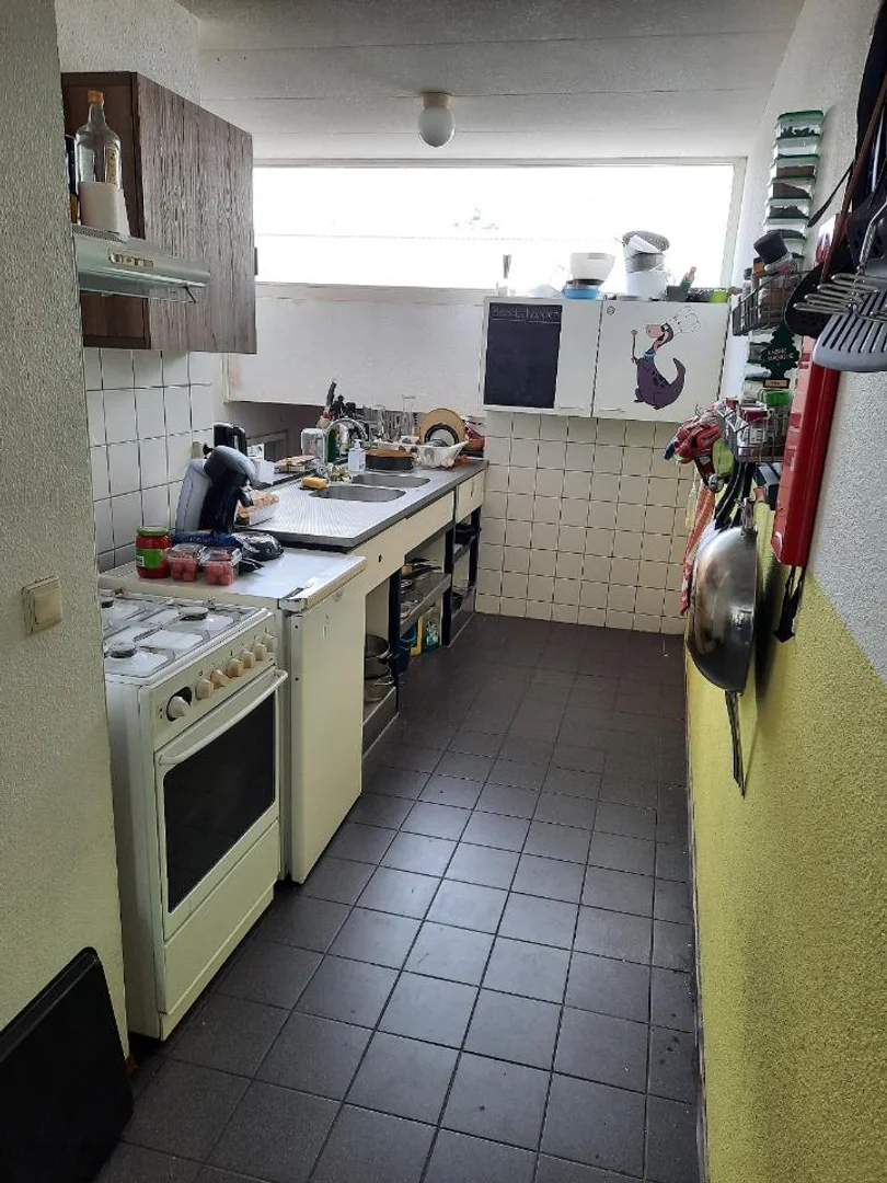 Habitación estudiantil funcional perfecta para estudiar en 