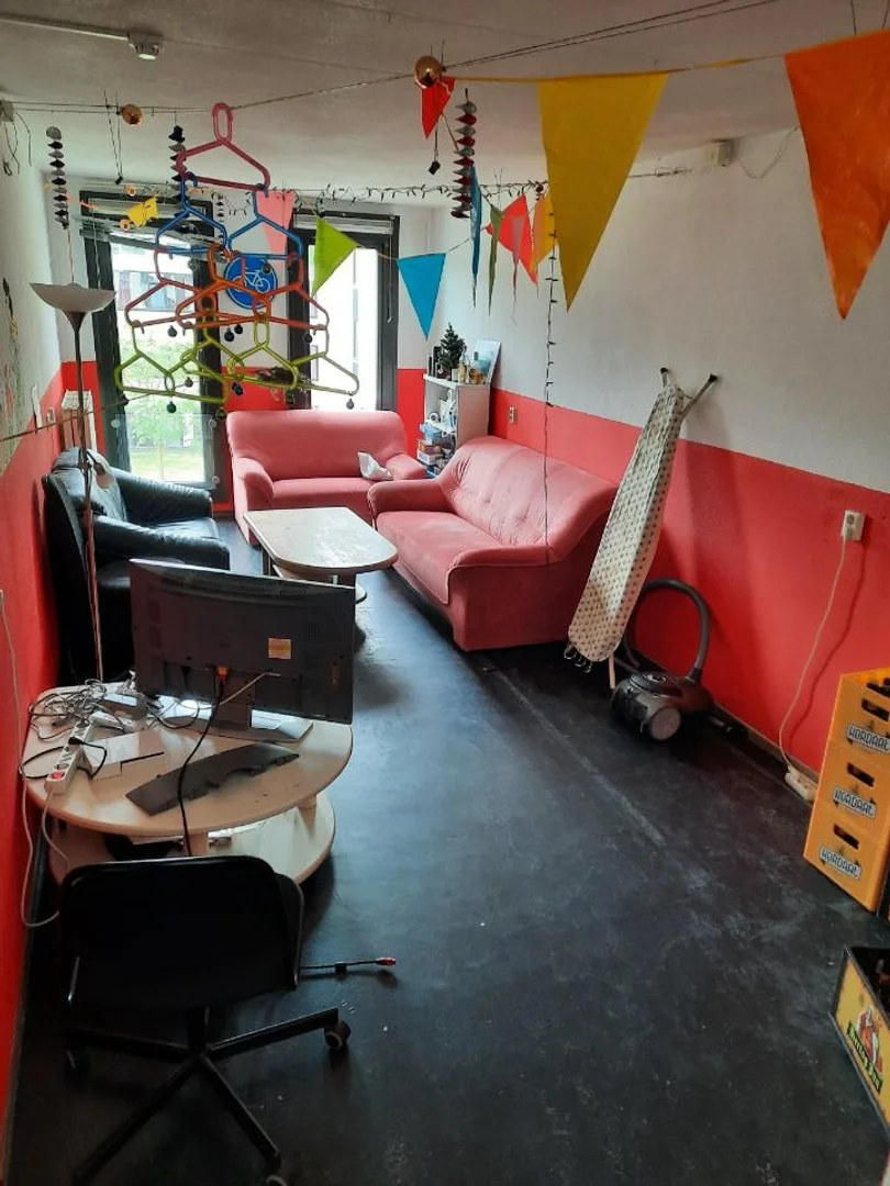Habitación estudiantil funcional perfecta para estudiar en 