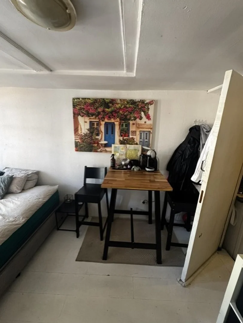 Funktionelles Studentenzimmer perfekt zum Studieren in 