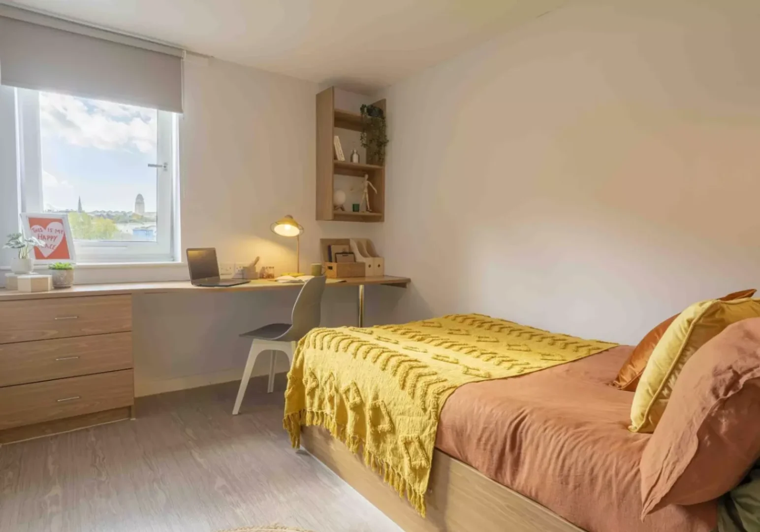 Habitación estudiantil amplia y cómoda en 