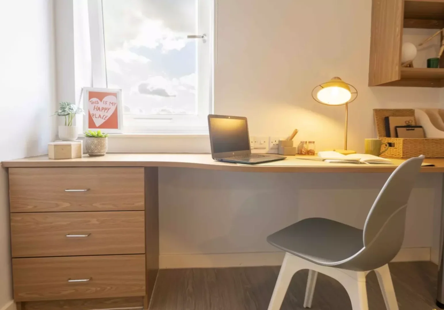 Habitación estudiantil luminosa y aireada con fácil acceso a la universidad en 