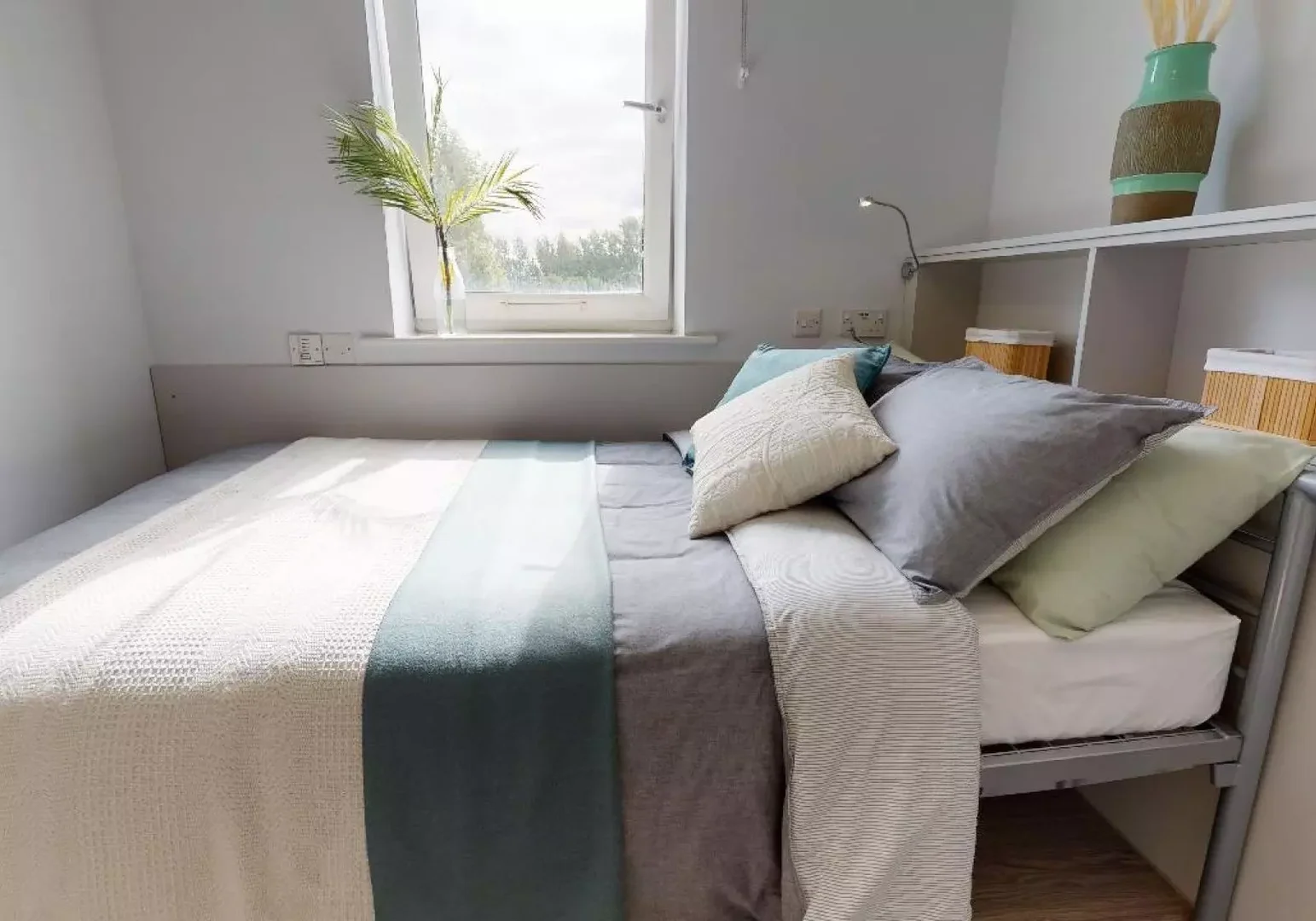 Quarto de estudante confortável e espaçoso em