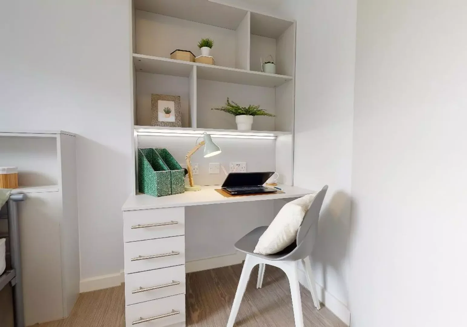 Quarto acessível para estudantes com iluminação ampla em