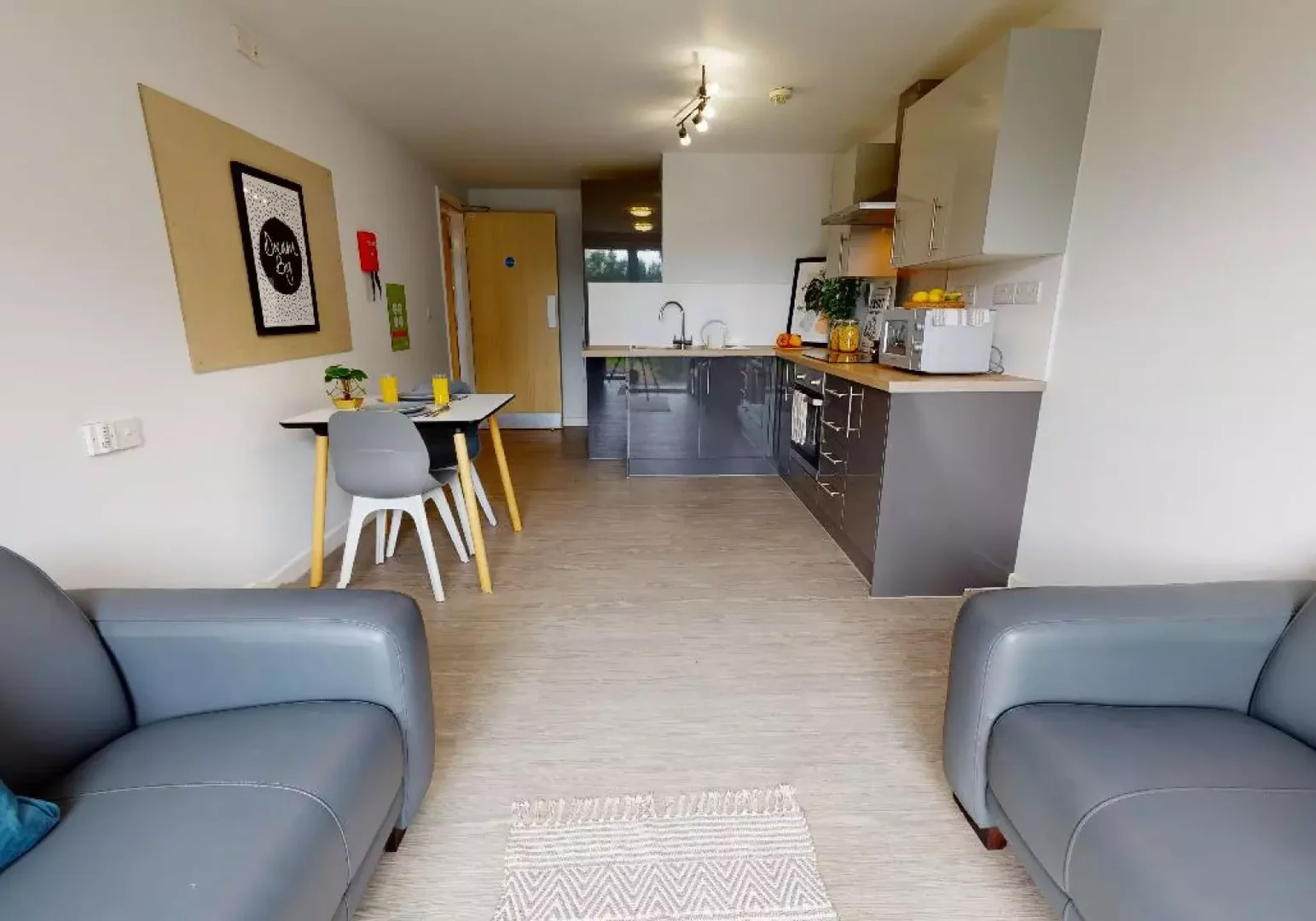Quarto de estudante confortável e espaçoso em